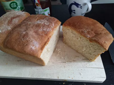 Рецепта За Пухкав Кокосов Хляб - Вегански Таитянски Специалитет : Нарязване на пухкав кокосов хляб от Таити