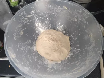 Recept Na Nadýchaný Kokosový Chléb - Veganská Tahitská Specialita : Koule z těsta z kokosového chleba připravená k nafouknutí