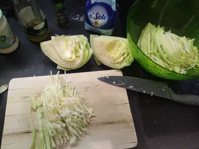 Τι να φάτε με το Coleslaw; Συνταγή σαλάτας καρότου με λάχανο, εύκολη και vegan : Τρίψτε το λάχανο σε μικρά κομμάτια