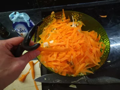 Ăn gì với xà lách trộn? Công thức salad cà rốt bắp cải, dễ dàng và thuần chay : Gọt vỏ và cắt nhỏ cà rốt
