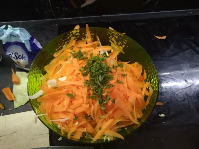 Ką valgyti su kopūstų salotais? Kopūstų morkų salotų receptas, lengvas ir veganiškas : Suberkite smulkintas petražoles, sumaišykite