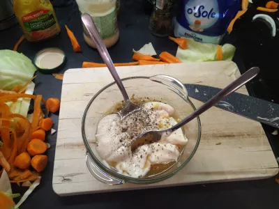 با Coleslaw چه بخوریم؟ دستور تهیه سالاد هویج کلم ، آسان و وگان : سس را در کنار آن آماده کنید