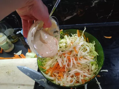 מה אוכלים עם קולסלב? מתכון לסלט גזר כרוב, קל וטבעוני : מוסיפים את הרוטב לירקות