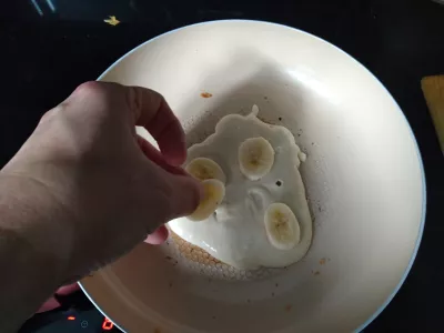 20minutové banánové / malinové nadýchané veganské palačinky : Palačinka vařená s banánem