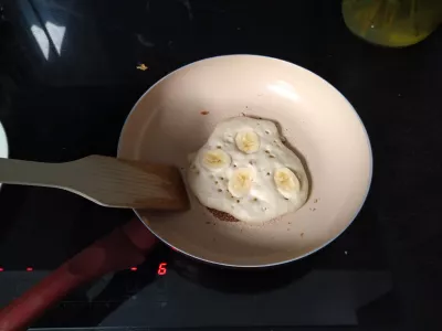 Luchtige veganistische pannenkoeken van 20 minuten met banaan / framboos : Een pannenkoek gevuld met bananen maken