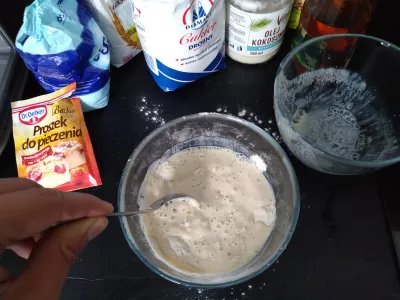 20 min puszystych wegańskich naleśników bananowo-malinowych : Mieszanie razem preparatów płynnych i stałych