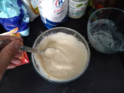Luchtige veganistische pannenkoeken van 20 minuten met banaan / framboos : Een homogene mix krijgen