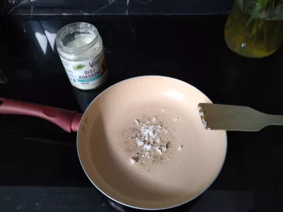 20 Min Μπανάνα / Βατόμουρο Fluffy Vegan Pancakes : Ζέσταμα ενός τηγανιού με λάδι καρύδας