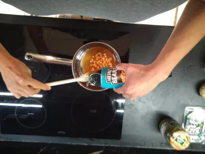 En hurtig vegansk måde at lave mad på Heinz Beanz : Tømning af en Heinz Beanz-dåse i en gryde