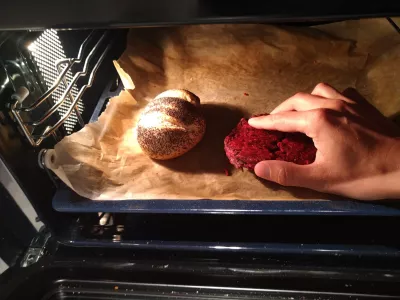 Rychlý veganský způsob vaření Heinze Beanze : Zahřátí bochníku chleba v troubě vedle veganského steaku z červené řepy