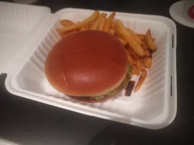 5 Stappen: Hele Burger + Frietjes, Perfecte Opwarming Van De Oven : Opgewarmde overgebleven burger en patat van TGI Friday's