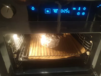 5 Langkah: Whole Burger + Fries Perfect Oven Reheating : Burger utuh dipanaskan kembali dalam oven