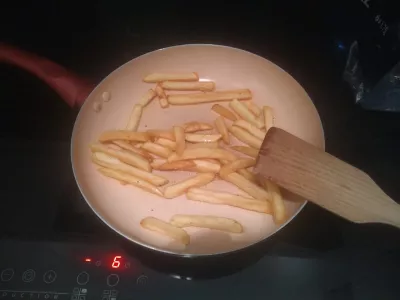 5 Steg: Hel Burger + Pommes Frites Perfekt Uppvärmning Av Ugnar : Återstående pommes frites som värms upp på en kastrull