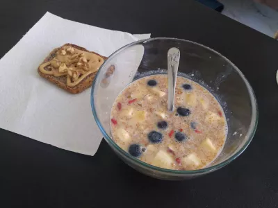ビーガンスポーツ朝食 - 卵なし！ : 果物とビーガンのお粥、そしてピーナッツバターとの脇の全体のウェイティッシュトースト