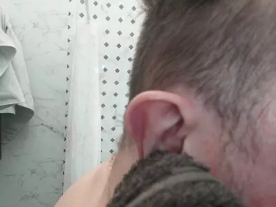 Qu'est-ce qu'une mauvaise odeur dans le trou des boucles d'oreilles? : Séchage des oreilles avec une serviette de bain hypoallergénique