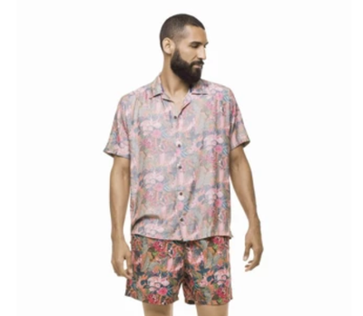 Kako nositi havajske srajce za moške?