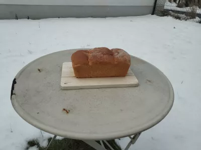 Recept Voor Luchtig Kokosbrood - Veganistische Tahitiaanse Specialiteit : Kokosbrood dat afkoelt in de sneeuw