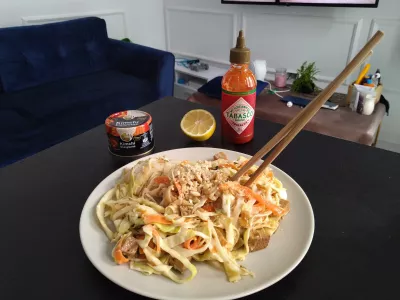 What to eat with Coleslaw? Cabbage carrot salad recipe, easy and vegan : What to eat with Coleslaw? Include it in a home made pad Thai or stir-fried dish
