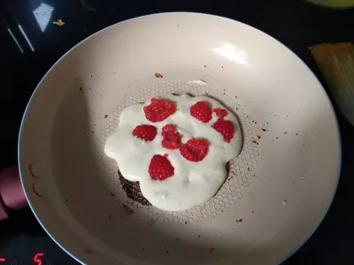 20 Min Banana / Raspberry Fluffy Vegan Pancakes : Making a raspberry filled pancake