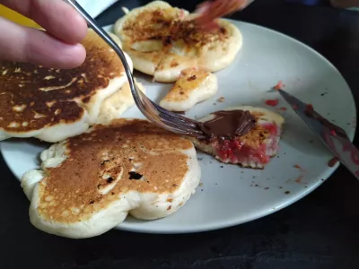 20 Min Banana / Raspberry Fluffy Vegan Pancakes : Fluffy vegan pancake filled with raspberry and served with chocolate spread