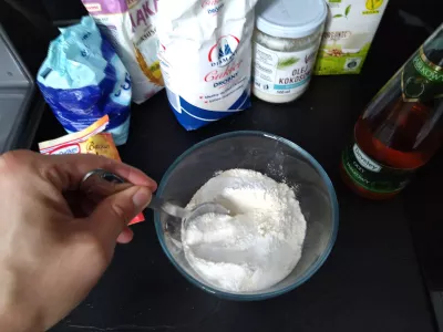 20 Min Banana / Raspberry Fluffy Vegan Pancakes : Mixing up solid ingredients
