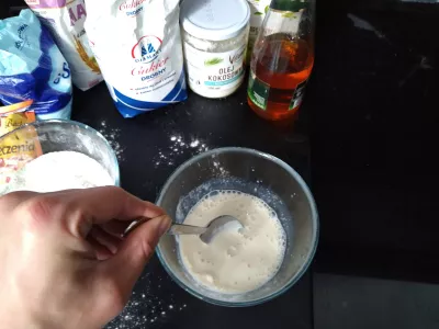 20 Min Banana / Raspberry Fluffy Vegan Pancakes : Mixing up liquid ingredients