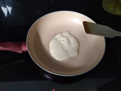 20 Min Banana / Raspberry Fluffy Vegan Pancakes : Dough laying on a warm pan