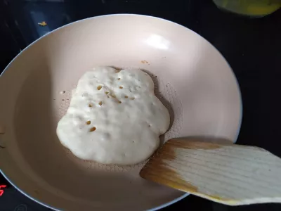 20 Min Banana / Raspberry Fluffy Vegan Pancakes : Bubbles forming on top of a pancake