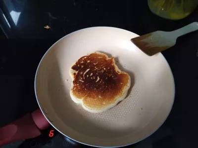 Panqueques veganos esponjosos de plátano / frambuesa de 20 minutos : Panqueque volteado para el segundo paso de horneado