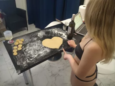 Kuidas Saada Tüdruk Süüa Õhtusööki Bikiinis? : Lady cooking bikiinides kodus mees