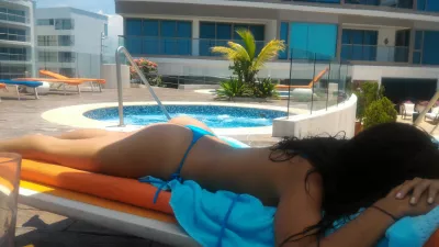 Ele quer ver você de biquíni, porque é o primeiro passo de um relacionamento : Mulher levando o sol no telhado de um hotel nas proximidades do Jacuzzi em Radisson Blu Cartagena, Colômbia