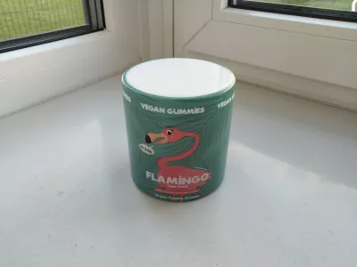 Forlíontaí Vegan is Fearr le haghaidh Fás Gruaige : Bia Gruaige Flamingo Vegan Yummy Gummy